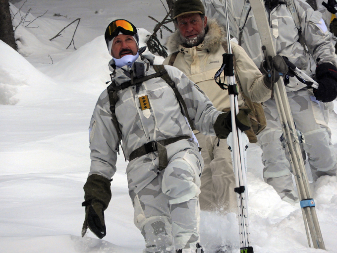 Kronprins Haakon gikk deler av sabotørruten sammen med med soldater fra Forsvarets spesialstyrker. Foto: Sven Gj. Gjeruldsen, Det kongelige hoff